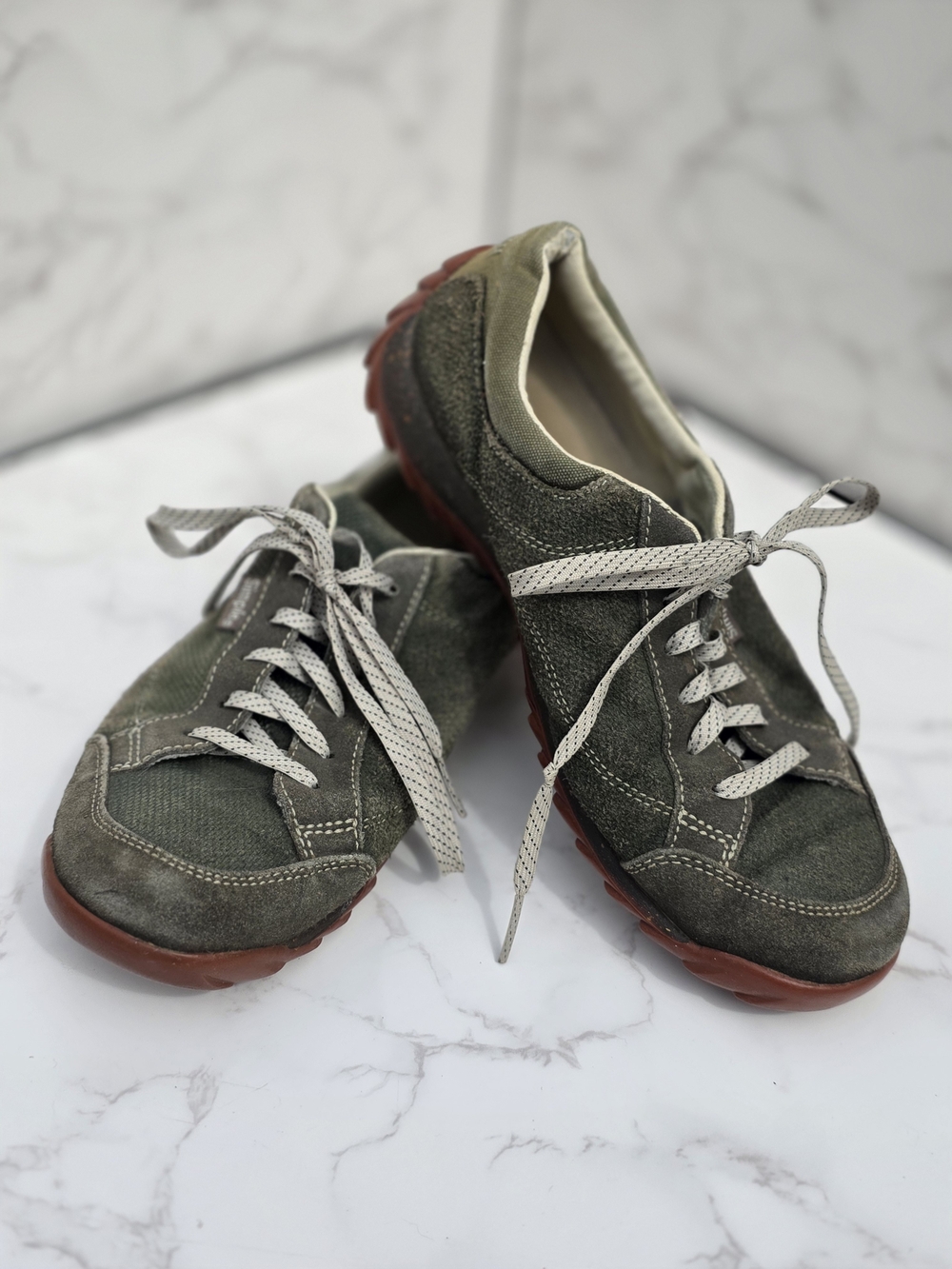 Vintage Casual Olive Green Suede Sneakers with Red-Brown Soles